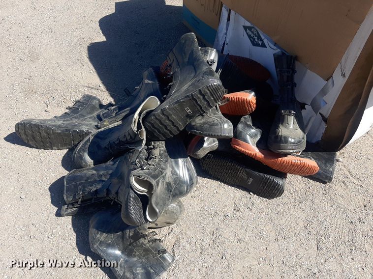 image for item NH9428 (22) pairs of rubber boots
