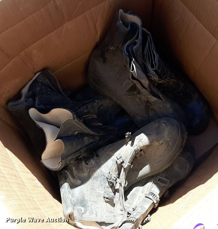 image for item NH9428 (22) pairs of rubber boots
