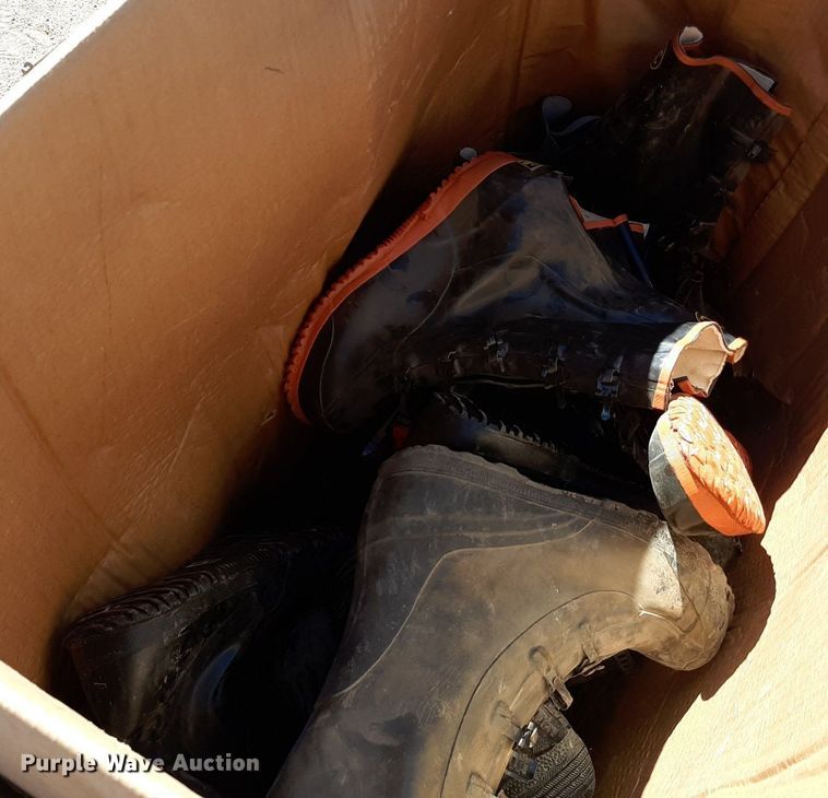 image for item NH9428 (22) pairs of rubber boots