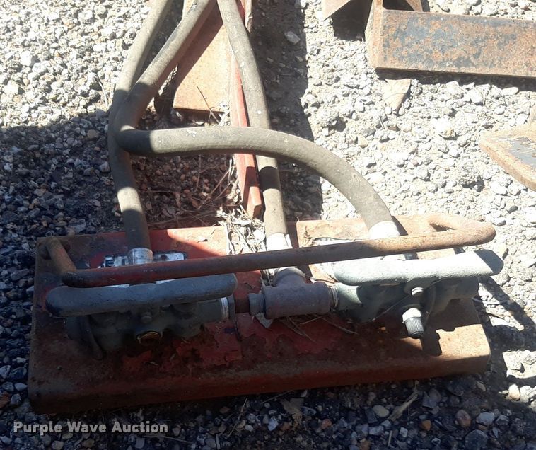 image for item NH9433 Coats S-60 tire spreader