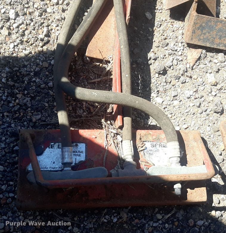 image for item NH9433 Coats S-60 tire spreader