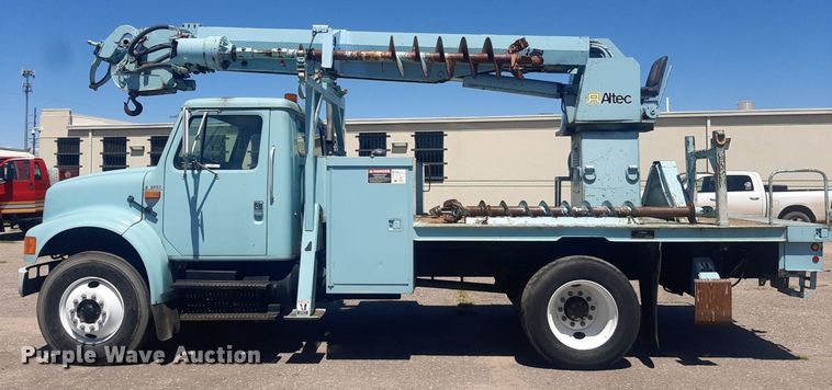 image for item NY9658 1994 International 4700  digger derrick truck