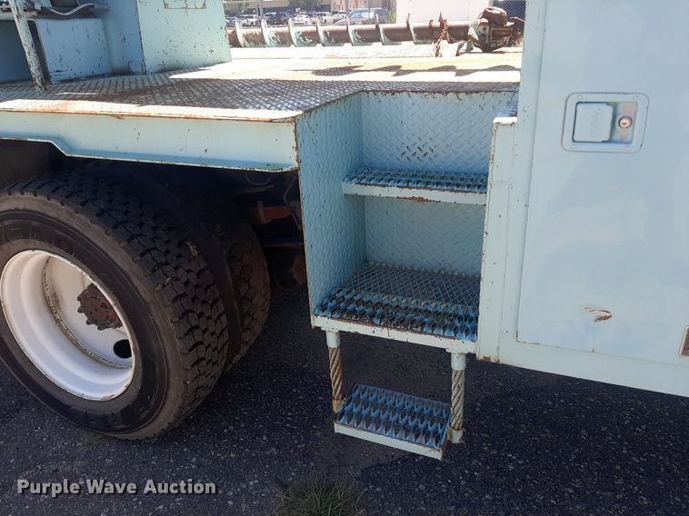 image for item NY9658 1994 International 4700  digger derrick truck