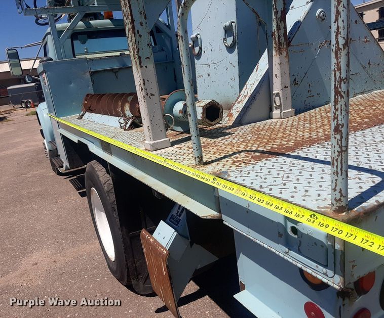 image for item NY9658 1994 International 4700  digger derrick truck