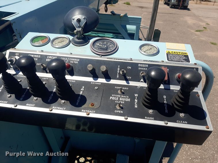 image for item NY9658 1994 International 4700  digger derrick truck