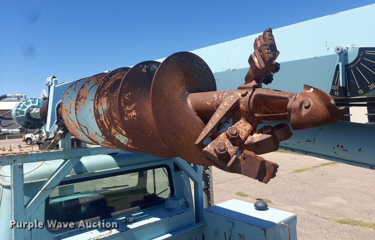 image for item NY9658 1994 International 4700  digger derrick truck