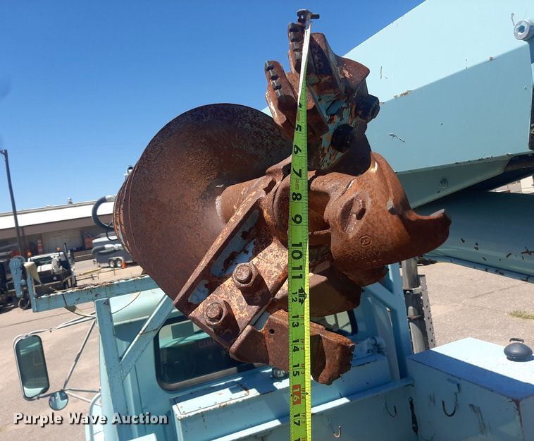 image for item NY9658 1994 International 4700  digger derrick truck