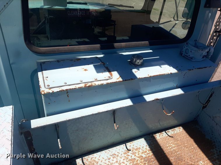 image for item NY9658 1994 International 4700  digger derrick truck