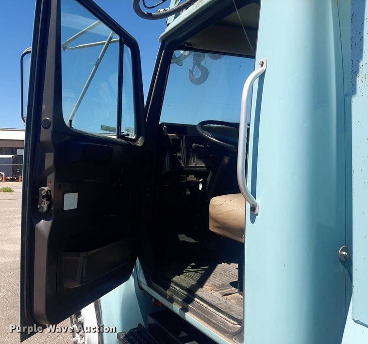 image for item NY9658 1994 International 4700  digger derrick truck