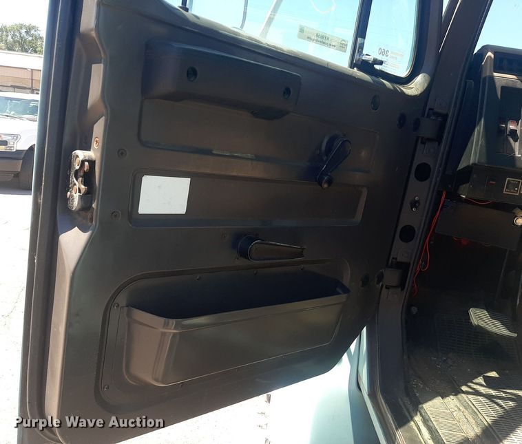 image for item NY9658 1994 International 4700  digger derrick truck