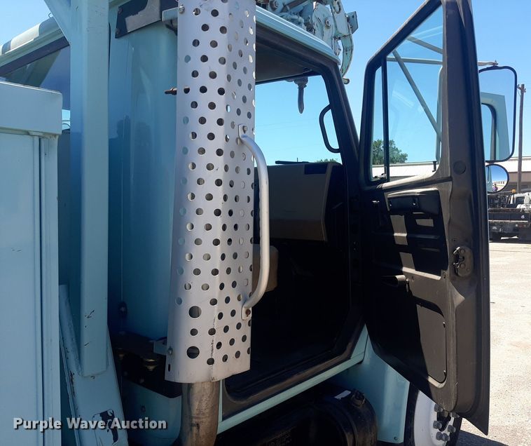 image for item NY9658 1994 International 4700  digger derrick truck