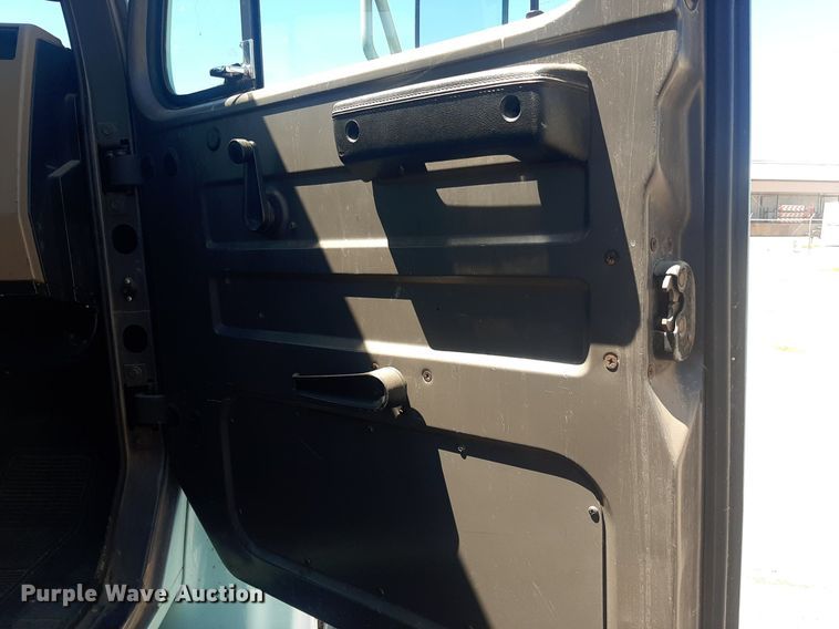 image for item NY9658 1994 International 4700  digger derrick truck