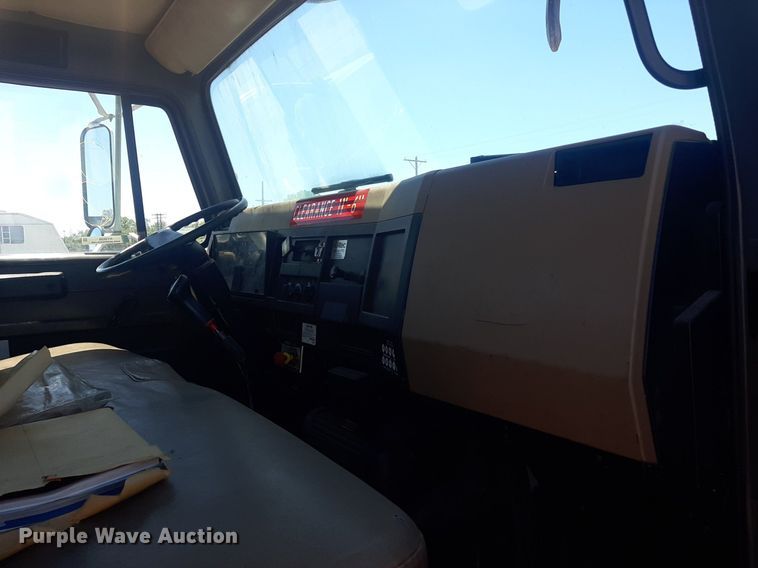 image for item NY9658 1994 International 4700  digger derrick truck