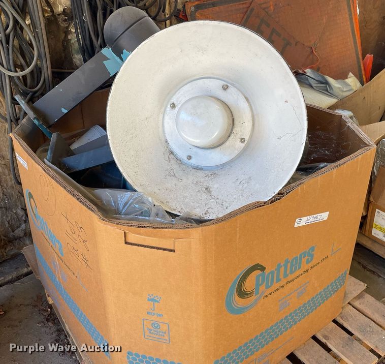 image for item NY9687 Approximately 31 light fixtures