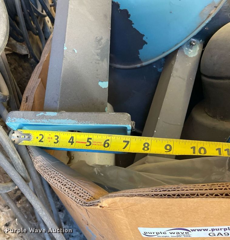 image for item NY9687 Approximately 31 light fixtures