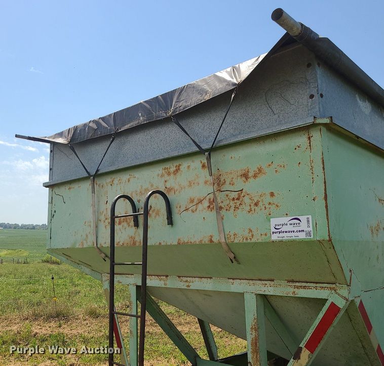 image for item DI3009 Parker 2600  gravity wagon