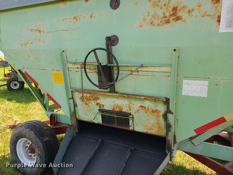 image for item DI3009 Parker 2600  gravity wagon