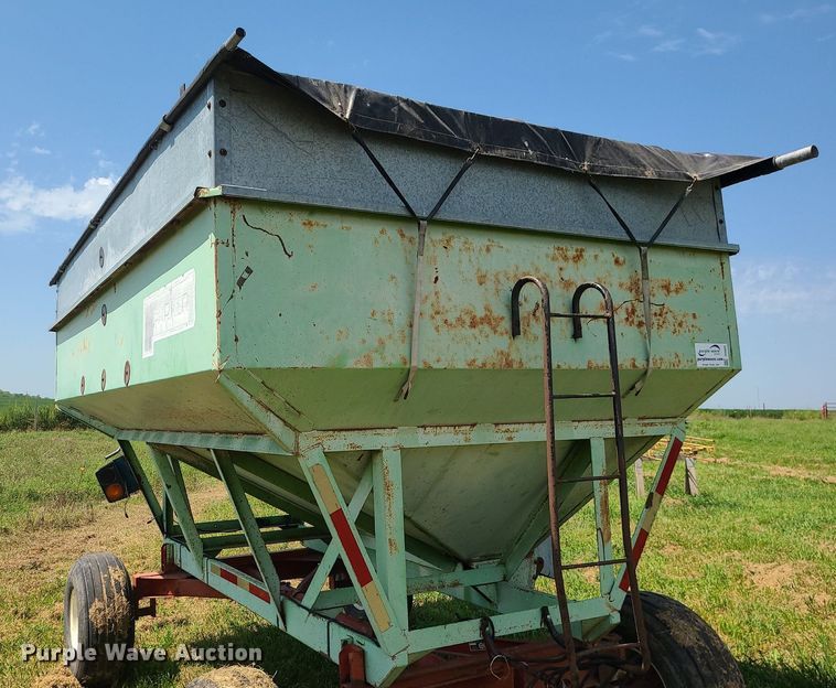 image for item DI3009 Parker 2600  gravity wagon