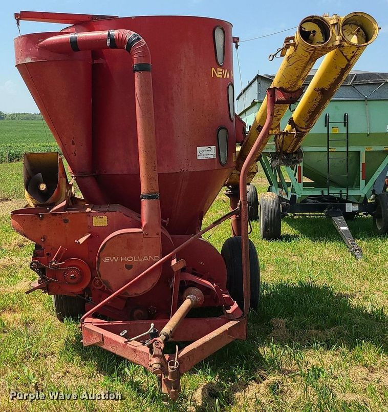 image for item DI3010 New Holland 352  feed mixer