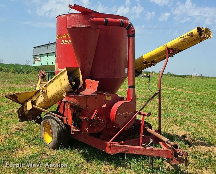 image for item DI3010 New Holland 352  feed mixer