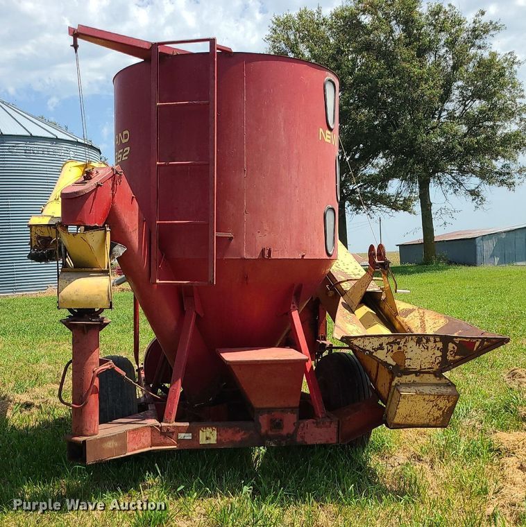 image for item DI3010 New Holland 352  feed mixer