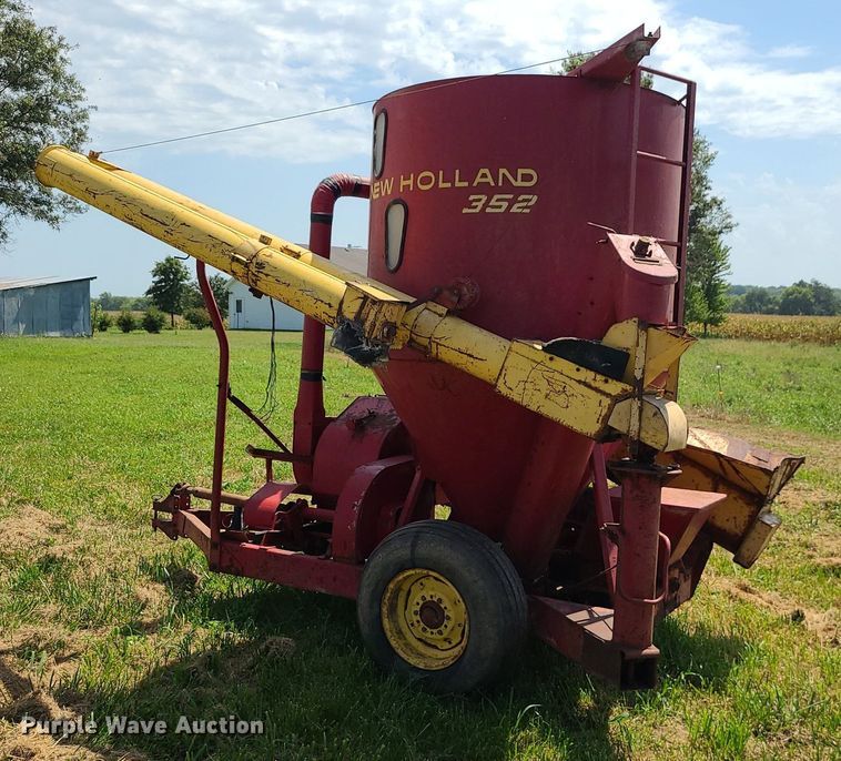 image for item DI3010 New Holland 352  feed mixer