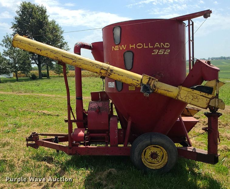 image for item DI3010 New Holland 352  feed mixer