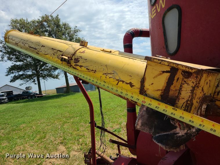 image for item DI3010 New Holland 352  feed mixer