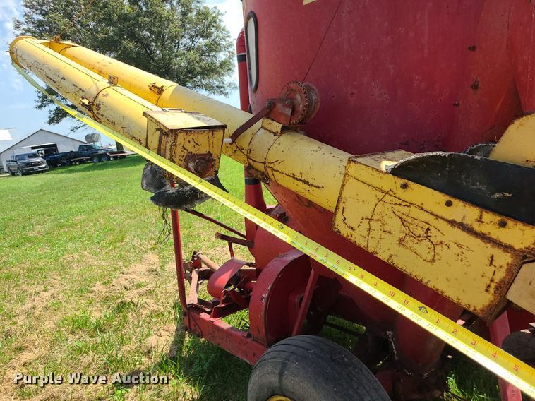 image for item DI3010 New Holland 352  feed mixer