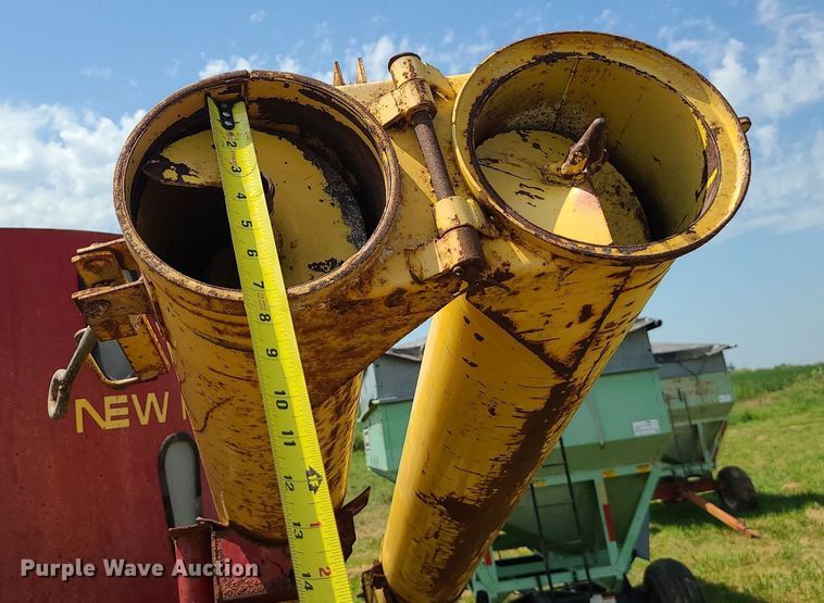 image for item DI3010 New Holland 352  feed mixer