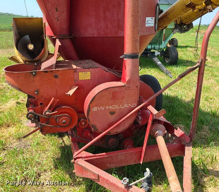 image for item DI3010 New Holland 352  feed mixer
