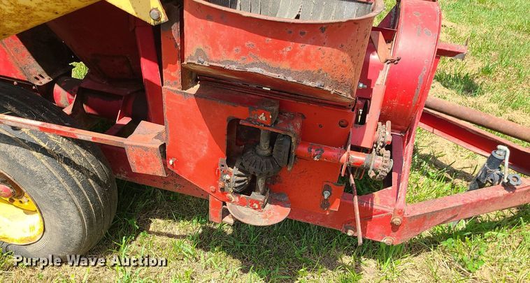 image for item DI3010 New Holland 352  feed mixer