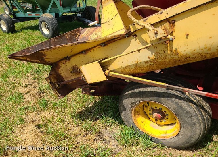 image for item DI3010 New Holland 352  feed mixer