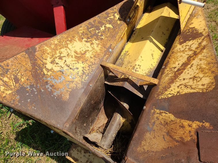 image for item DI3010 New Holland 352  feed mixer