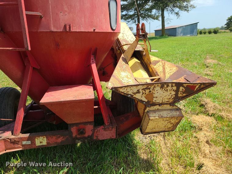 image for item DI3010 New Holland 352  feed mixer