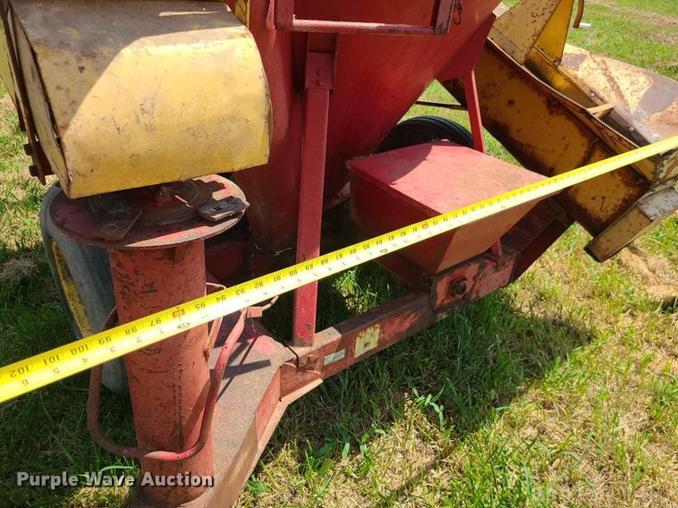 image for item DI3010 New Holland 352  feed mixer