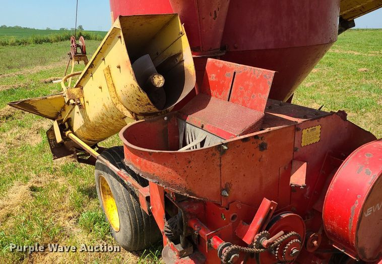 image for item DI3010 New Holland 352  feed mixer