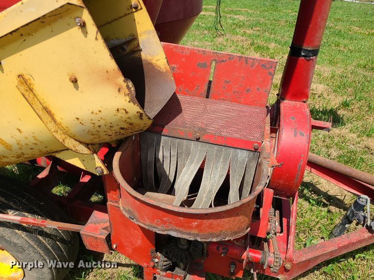 image for item DI3010 New Holland 352  feed mixer