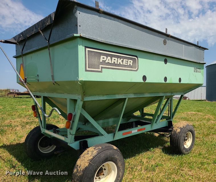 image for item DI3011 Parker 2600  gravity wagon