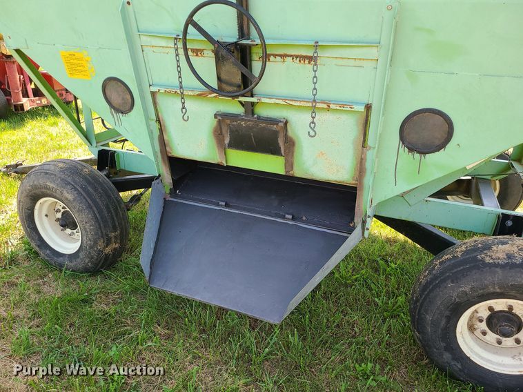 image for item DI3011 Parker 2600  gravity wagon