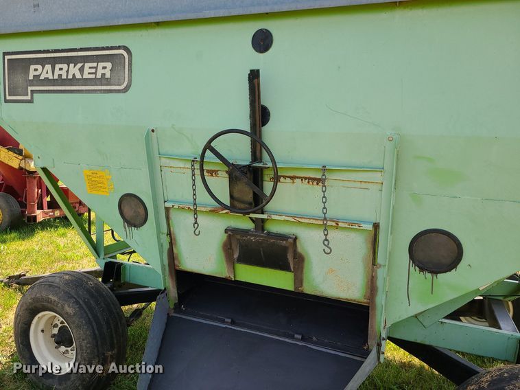 image for item DI3011 Parker 2600  gravity wagon