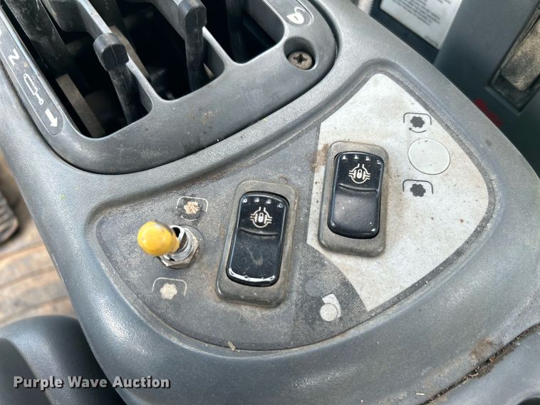 image for item DI7989 2004 New Holland TV145  bi-directional tractor