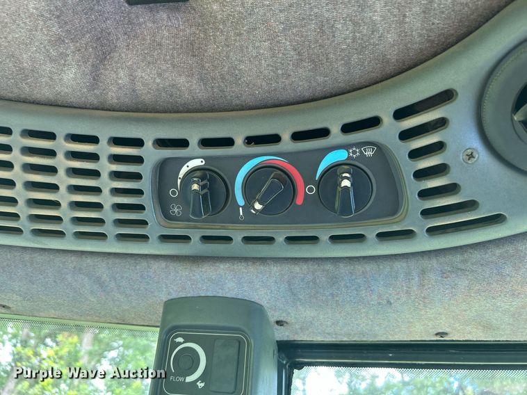 image for item DI7989 2004 New Holland TV145  bi-directional tractor