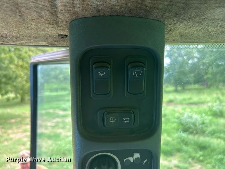 image for item DI7989 2004 New Holland TV145  bi-directional tractor