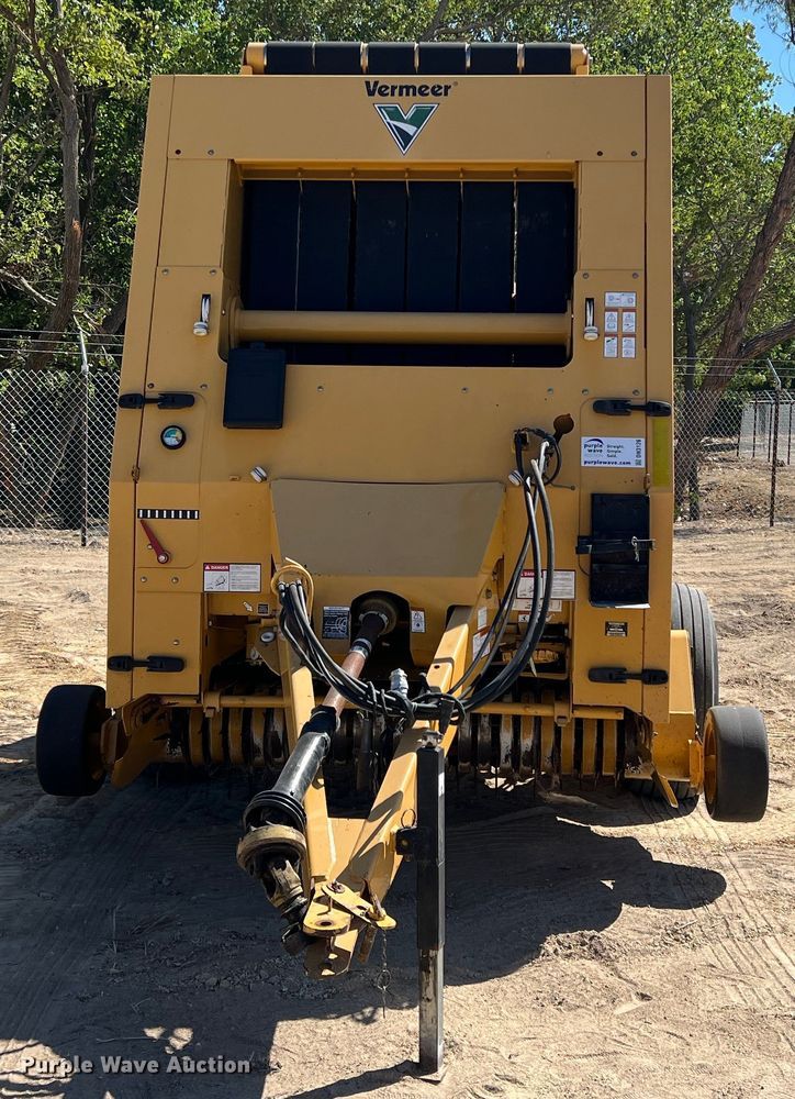image for item DN3126 2011 Vermeer 604 Super M  round baler