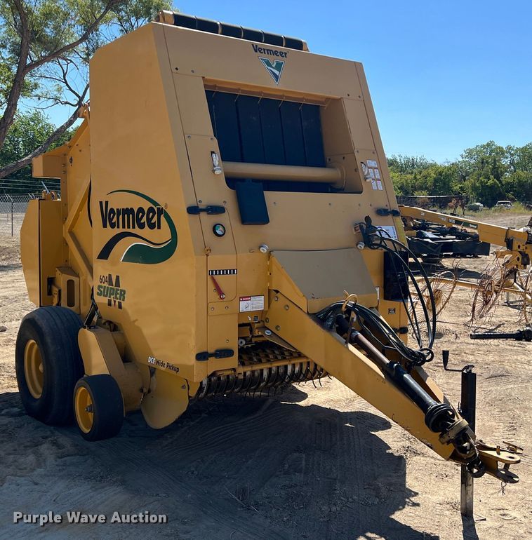 image for item DN3126 2011 Vermeer 604 Super M  round baler
