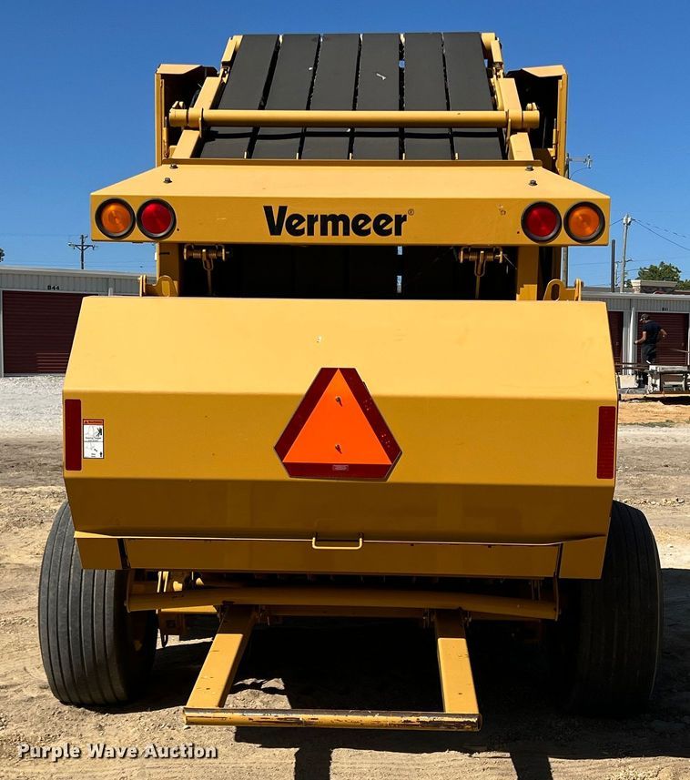 image for item DN3126 2011 Vermeer 604 Super M  round baler