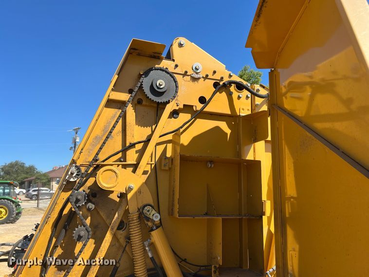 image for item DN3126 2011 Vermeer 604 Super M  round baler