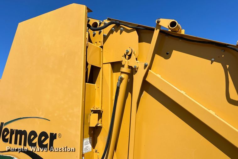 image for item DN3126 2011 Vermeer 604 Super M  round baler
