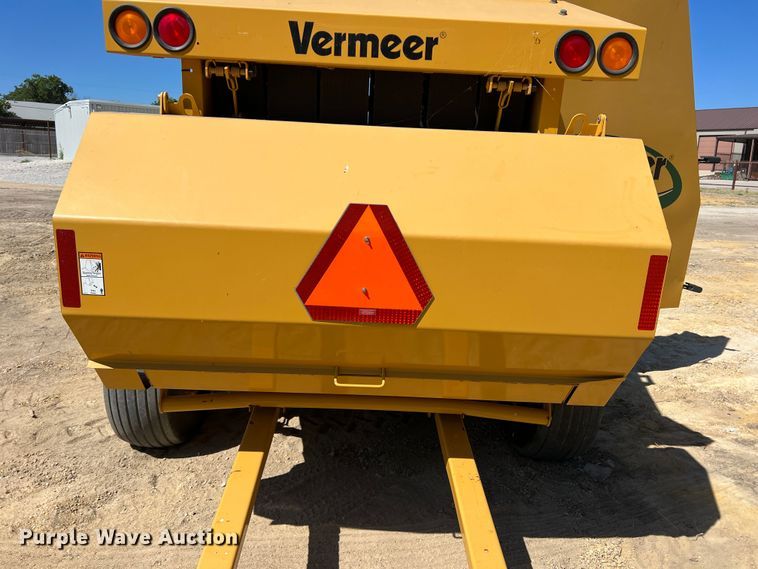 image for item DN3126 2011 Vermeer 604 Super M  round baler